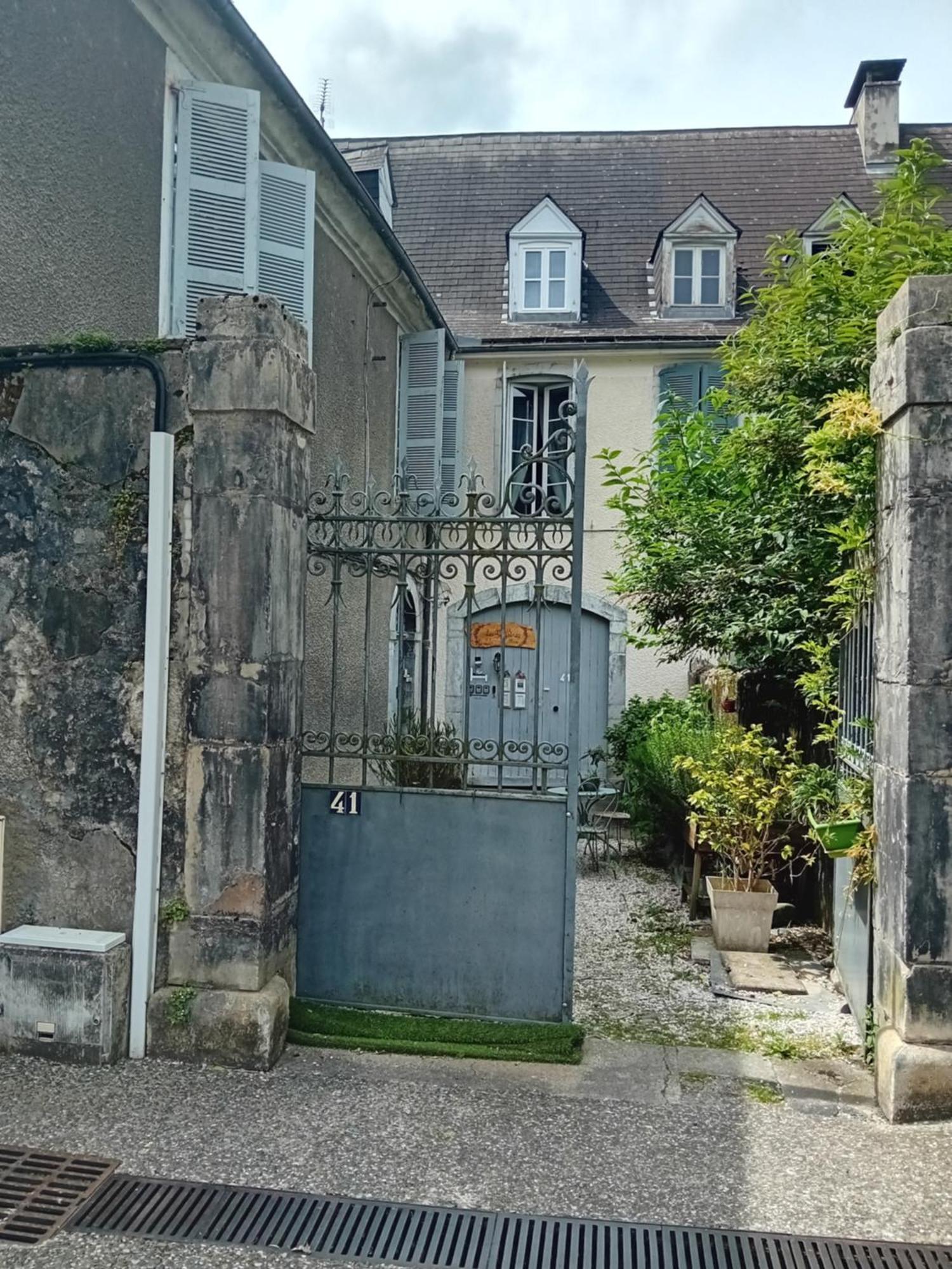 Les Glycines Oloron Hotel ภายนอก รูปภาพ